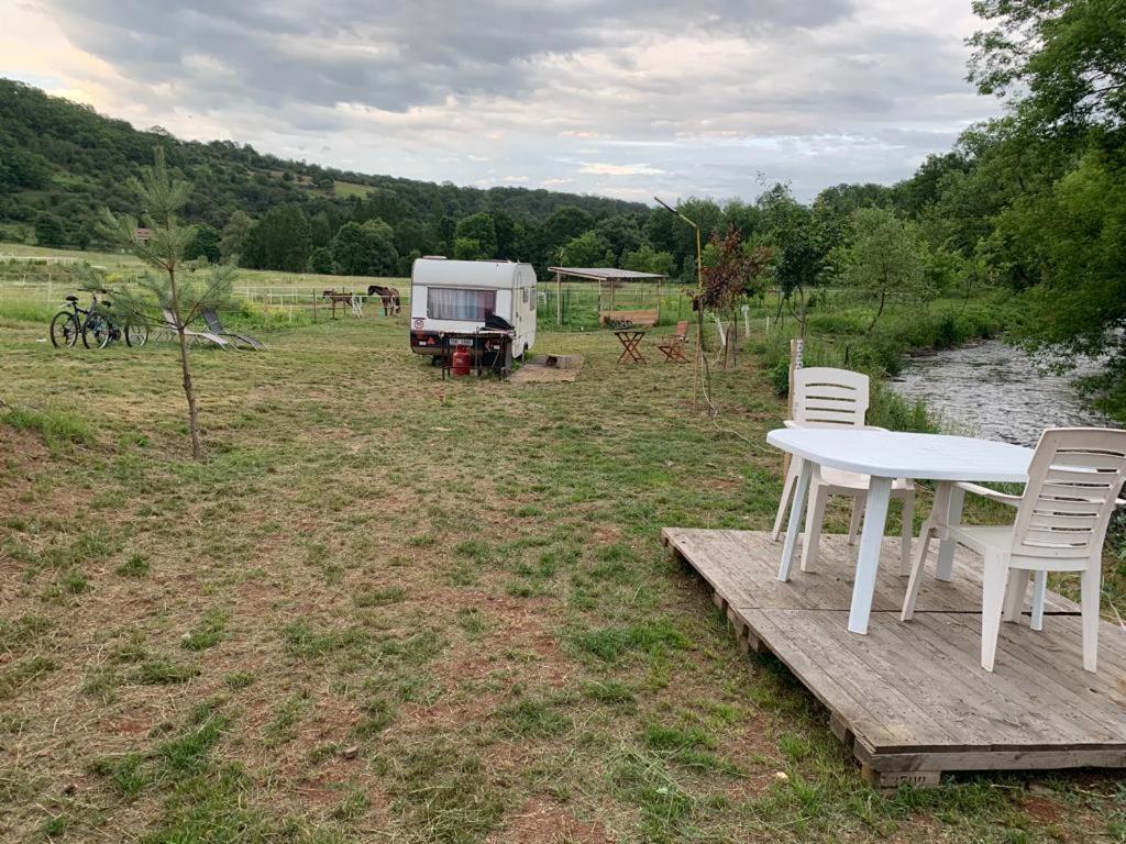 Ubytovani V Karavanu Bzany Extérieur photo