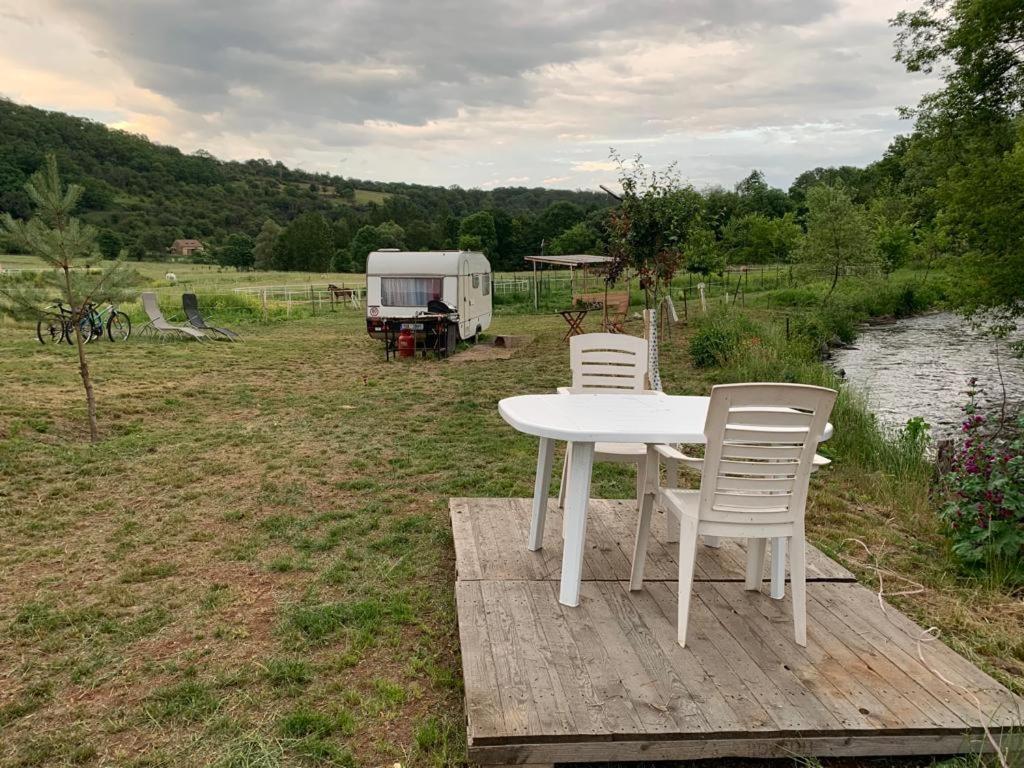 Ubytovani V Karavanu Bzany Extérieur photo